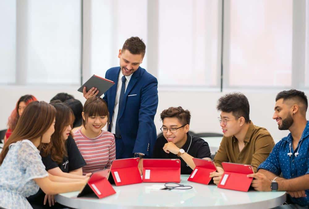 sinh vien tai buv can co trinh do tieng anh tot de theo hoc chuong trinh dao tao 100 bang tieng anh